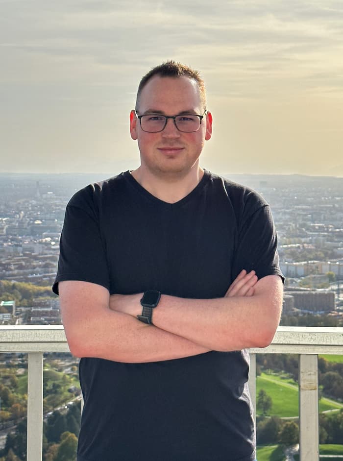 Christoph auf der Münchner Fernsehturm mit der Münchner Skyline im Hintergrund